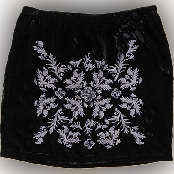IvyJane Women’s Mini Skirt Velvet Embroidered Embellished beautiful unique small - Picture 1 of 13